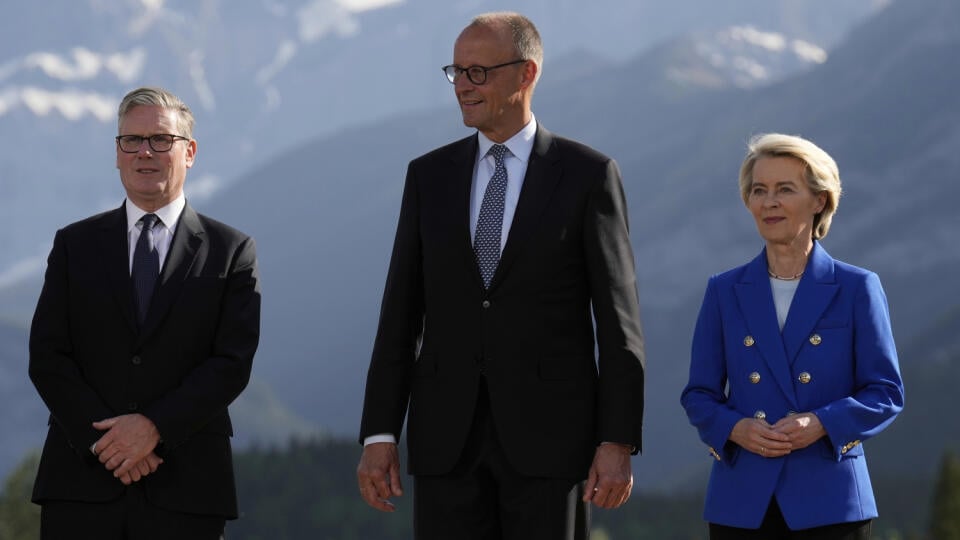 WA 30 Kananaskis - Nemecký kancelár Friedrich Merz (uprostred), predsedníčka Európskej komisie Ursula von der Leyenová (vpravo) a britský premiér Keir Starmer pózujú na summite G7 v kanadskom Kananaskise v pondelok 16. júna 2025. FOTO TASR/AP
Britain's Prime Minister Keir Starmer, Germany's Chancellor Friedrich Merz, and European Commission President Ursula von der Leyen arrive for a group photo at the G7 Summit, Monday, June 16, 2025, in Kananaskis, Canada. (AP Photo/Mark Schiefelbein)