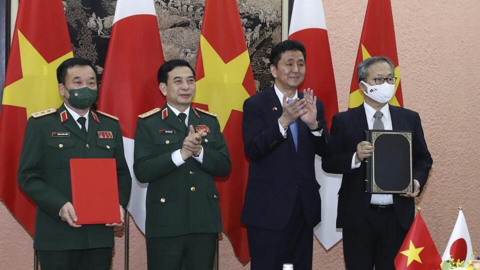 Vietnamský minister obrany Phan Van Giang (uprostred vľavo) a japonský minister obrany Nobuo Kiši (uprostred vpravo) po podpise dohody 12. septembra 2021 v Hanoji