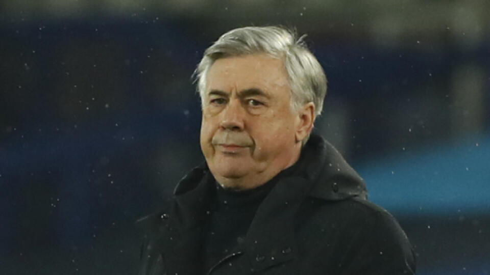 KK44 Liverpool - Tréner Evertonu Carlo Ancelotti (uprostred) sa pozerá počas zápasu 20. kola anglickej Premier League Everton - Leicester City 27. januára 2021 v Liverpoole. FOTO TASR/AP
Everton's manager Carlo Ancelotti, center, looks at the field during the English Premier League match between Everton and Leicester City at the Goodison Park stadium in Liverpool, England, Wednesday, Jan. 27, 2021. (Jason Cairnduff/Pool via AP)