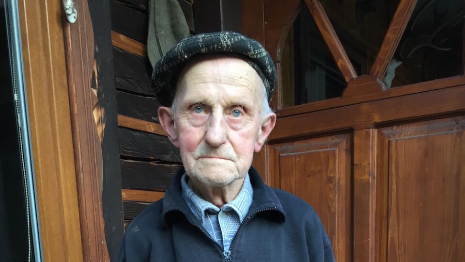 Dedko Mikuláš (94) sa stále teší dobrému zdraviu. Celý svoj život prežil v drevenici v dedine obklopenej lesom. 
