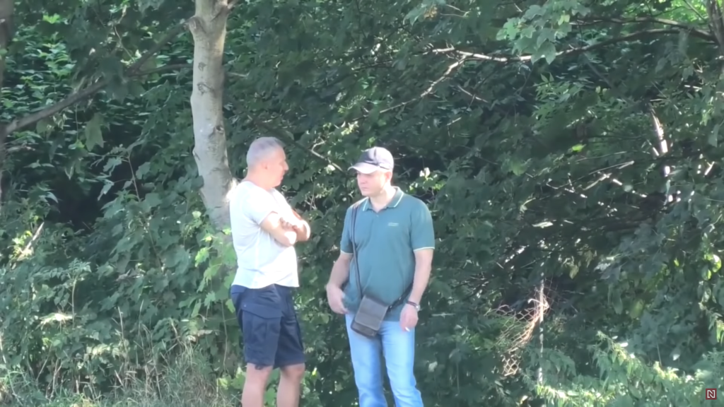 Verbovačka. Vojenský pridelenec ruského veľvyslanectva Sergej Solomasov dohaduje spoluprácu s prispievateľom Hlavných správ Bohušom Garbárom.