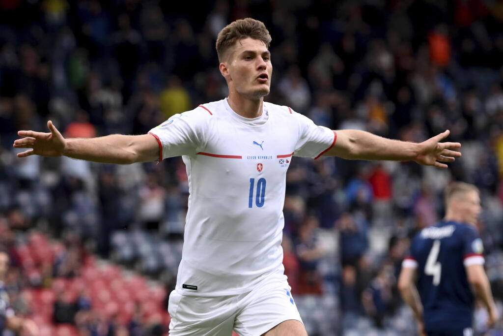 KK39 Glasgow - Český futbalista Patrik Schick sa teší z gólu počas zápasu základnej D-skupiny Škótsko - Česká republika na ME vo futbale 14. júna 2021 v Glasgowe. FOTO TASR/AP
Czech Republic's Patrik Schick celebrates after scoring his side's opening goal during the Euro 2020 soccer championship group D match between Scotland and Czech Republic, at Hampden Park, in Glasgow, Scotland, Monday, June 14, 2021. (Stu Forster, Pool via AP)
