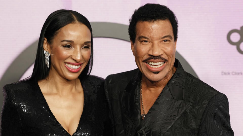Lionel Richie spieva romantické piesne už desaťročia a, samozrejme, sám zažil veľa románikov. Ale v roku 2014, keď Lionel začal randiť s Lisou Parigi mu do spevu zjavne veľmi nebolo. Svetom sa totiž spustil škandál o tom, že má priveľmi mladú milenku Lisu Parigi (33).