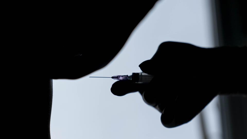 KK24 Kramatorsk - Zdravotník očkuje ukrajinského opravára vakcínou proti ochoreniu Covid-19 s názvom Covishield od britsko-švédskej farmaceutickej spoločnosti AstraZeneca a Oxfordskej univerzity na vojenskej základni v ukrajinskom Kramatorsku 2. marca 2021. Ukrajina plánuje v tomto roku zaočkovať 14,4 milióna ľudí, čo je asi 35% z celkého počtu obyvateľstva. FOTO TASR/AP
A medic prepares to administer a dose of an AstraZeneca COVID-19 vaccine marketed under the name CoviShield, to a Ukrainian s