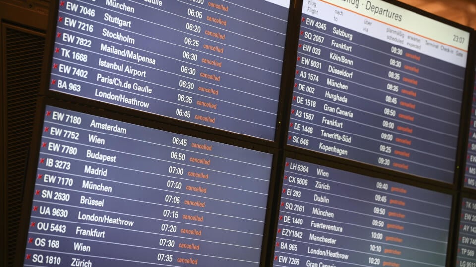 EBE 55 Hamburg - Na snímke panel s informáciami o zrušených letoch počas štrajku zamestnancov na nemeckom letisku v Hamburgu v nedeľu 12. marca 2023. FOTO TASR/AP
Only canceled flights are shown on a display board at Hamburg Airport, in Hamburg, Germany, Sunday, March 12, 2023. A warning strike by employees began at the airport on Sunday evening. (Jonas Walzberg/dpa via AP)