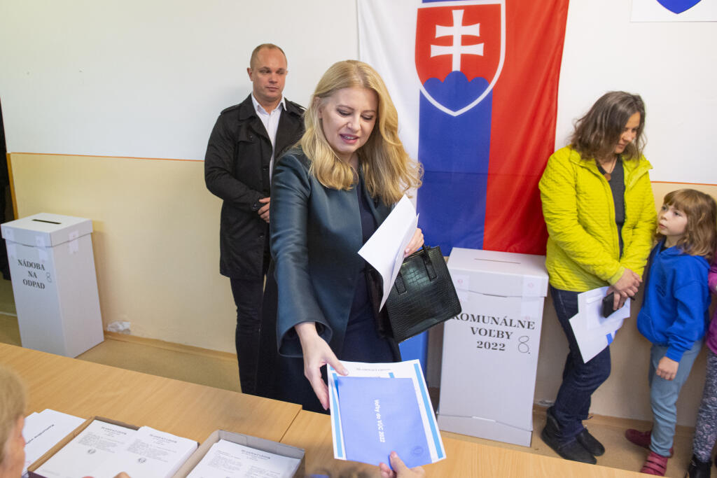 Na Slovensku sa v sobotu o siedmej hodine ráno začali historicky prvé spojené voľby do orgánov samosprávy obcí a do orgánov samosprávnych krajov. Na snímke prezidentka SR Zuzana Čaputová si preberá hlasovacie lístky od členky volebnej komisie vo volebnej miestnosti v Materskej škole v Pezinku 29. októbra 2022. FOTO TASR - Michal Svítok	
