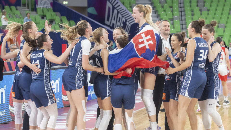 Na snímke slovenské basketbalistky sa radujú po víťazstve nad Tureckom v zápase D-skupiny na ME v basketbale žien Turecko - Slovensko v slovinskej Ľubľane v nedeľu 18. júna 2023. Slovenské basketbalistky vybojovali na ME v Slovinsku a Izraeli premiérové víťazstvo. Vo svojom treťom vystúpení v Ľubľane zdolali Turecko 80:66, v D-skupine obsadili tretie miesto a zahrajú si play off o účasť vo štvrťfinále. V utorok 20. júna narazia na druhý tím C-skupiny Nemecko. FOTO TASR - Martin Baumann