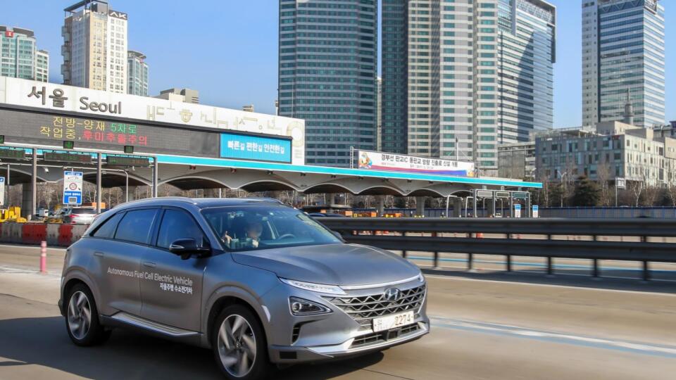 Trojica vozidiel Hyundai Nexo vyrazila zo Soulu