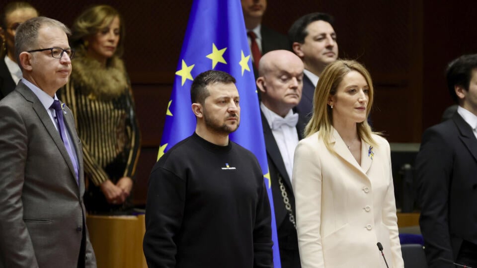 JB 54 Brusel - Ukrajinský prezident Volodymyr Zelenskyj (uprostred vľavo) a predsedníčka Európskeho parlamentu Roberta Metsolová (uprostred vpravo) stoja počas minúty ticha na pamiatku obetí zemetrasenia v Turecku a Sýrii na plenárnom zasadnutí Európskeho parlamentu v Bruseli 9. februára 2023 v rámci summitu EÚ. Zelenskyj v rámci tretej zastávky na krátkej európskej ceste požiada vedúcich predstaviteľov EÚ o zvýšenie podpory pre svoju vojnou zničenú krajinu. FOTO TASR/AP
Ukraine's President Vol