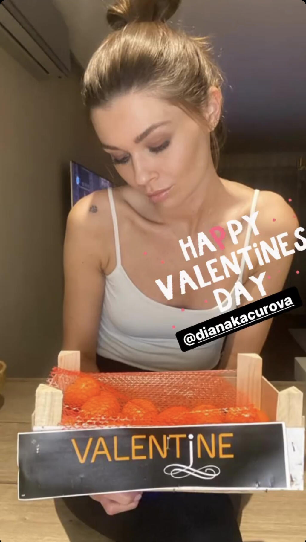 Naopak, bývalý slovenský futbalový reprezentant Ján Ďurica poňal Valentín humorne a jeho priateľka Diana Kačurová musela po objavení darčeku ísť do kolien. Daroval jej bedničku mandariniek.