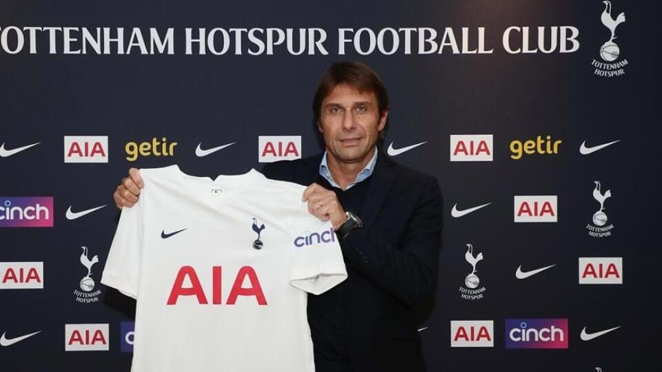 Antonio Conte bude trénovať Tottenham.