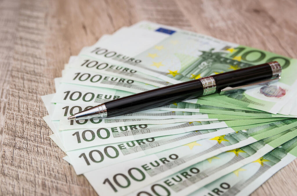 Black,Pen,On,100,Euro,Banknotes.,A,Lot,Of,Money