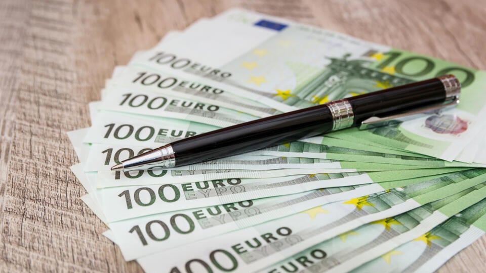 Black,Pen,On,100,Euro,Banknotes.,A,Lot,Of,Money