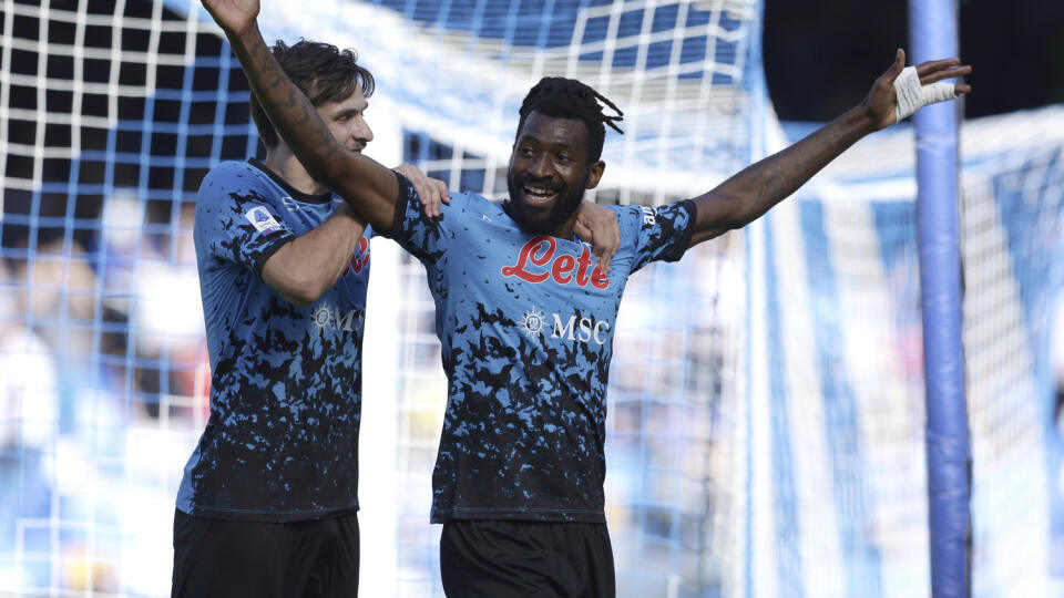 KK55 Neapol - Futbalista Neapola Andre Zambo Anguissa sa teší z gólu v zápase 8. kola talianskej Serie A SSC Neapol - FC Turín 1. októbra 2022 v Neapole. FOTO TASR/AP
Napoli's Andre Zambo Anguissa celebrates after scoring his side's second goal during the Serie A soccer match between Napoli and Torino, at the Diego Armando Maradona stadium in Naples, Italy, Saturday, Oct. 1, 2022. (Alessandro Garofalo/LaPresse via AP)