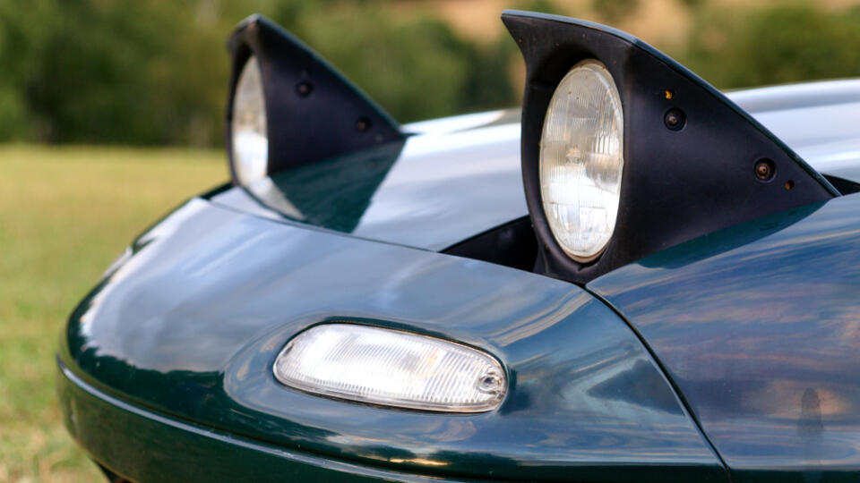 Hidden,Headlight,Of,A,Classic,Convertible