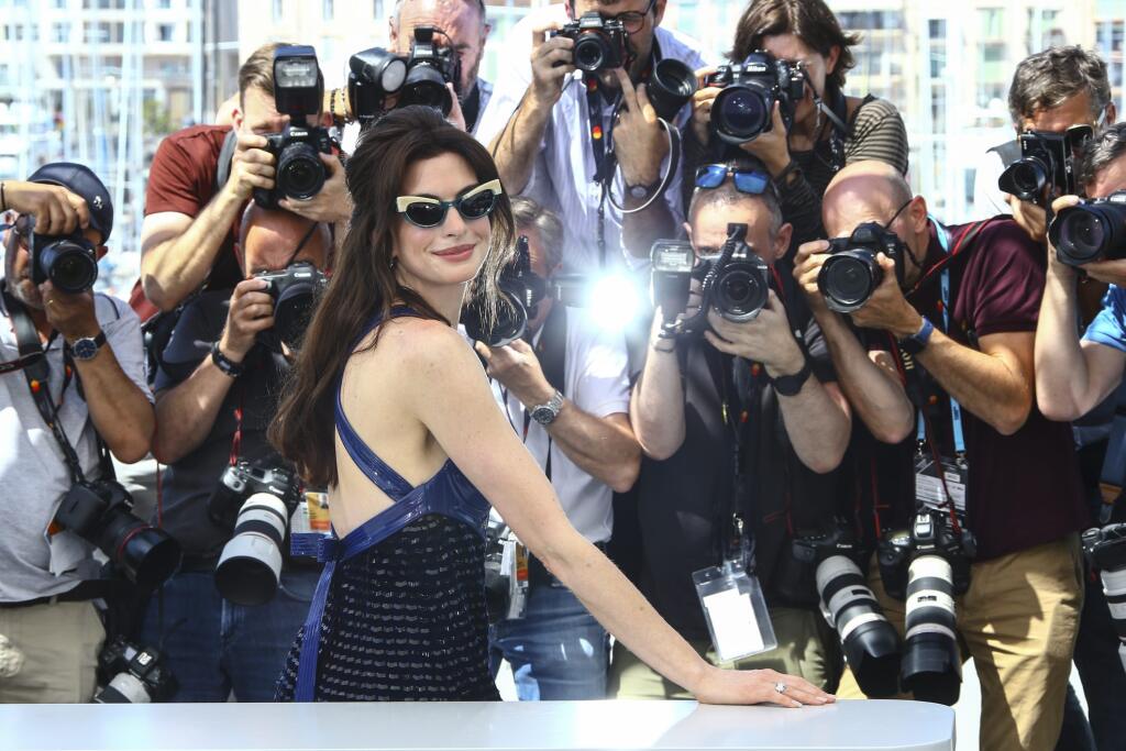 JB 34 Cannes - Herečka Anne Hathaway pózuje fotografom počas fototermínu k filmu 'Armageddon Time' na 75. ročníku Medzinárodného filmového festivalu v Cannes 20. mája 2022. FOTO TASR/AP
