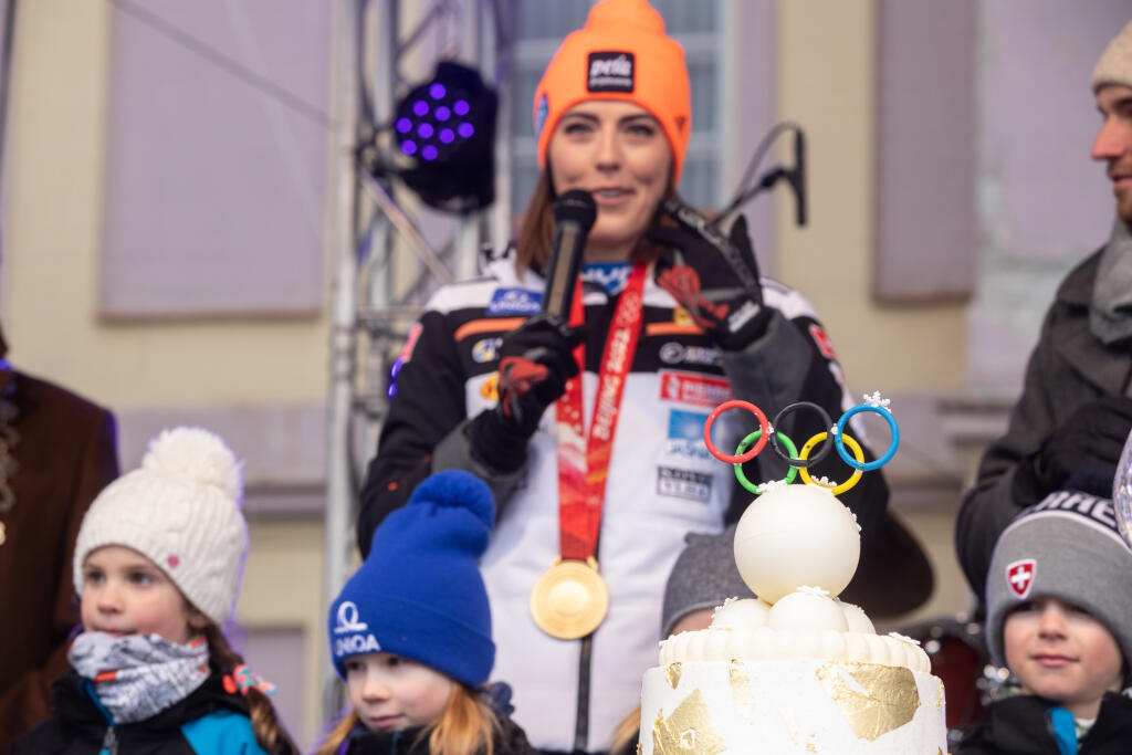Na snímke je slovenska lyžiarka Petra Vlhová ktorá sa lúčila s úspešnou sezónou na námestí v Liptovskom Mikuláši. Oslávila olympijské zlato z Pekingu a zisk malého glóbusu za slalom v seriáli Svetového pohára.