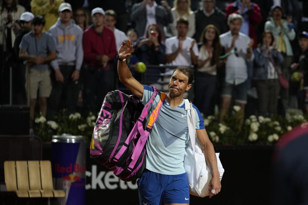 KK3 Rím - Španielsky tenista Rafael Nadal odchádza po prehre v osemfinálovom zápase mužskej dvojhry proti Kanaďanovi Denisovi Shapovalovi na turnaji ATP Masters 1000 v Ríme vo štvrtok 12. mája 2022. Španielsky tenista Rafael Nadal prekvapujúco skončil pred bránami štvrťfinále dvojhry na turnaji ATP Masters 1000 v Ríme. Tretí nasadený hráč nestačil vo štvrtkovom osemfinále na Kanaďana Denisa Shapovalova. Prvý set síce vyhral jednoznačne 6:1, no v ďalších dvoch podľahol trinástemu nasadenému hráčo