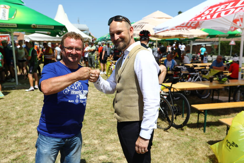 Saganovi gratuloval aj Jozef Viskupič, ktorý sa prišiel pozrieť na preteky.