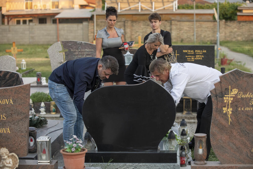 Svätá omša za Andreu Fischer v kostole v Dunajskej Lužnej.
Na obr. Jozef Ivaska , Andrea Weiterová, Petra Maxin, Noro Mezsároš, Otto Weiter