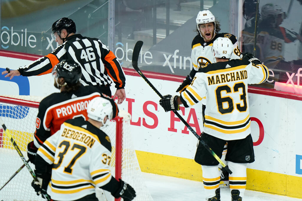 EBE 2 Philadelphia - Na snímke v pozadí český útočník Bostonu David Pastrňák oslavuje gól so spoluhráčmi, vpravo Brad Marchand a vľavo Patrice Bergeron v zápase hokejovej NHL Philadelphia Flyers - Boston Bruins v noci na 4. februára 2021. FOTO TASR/AP
Boston Bruins' David Pastrnak (88) celebrates with Brad Marchand (63) and Patrice Bergeron (37) after scoring a goal in the final minute of the third period of an NHL hockey game against the Philadelphia Flyers, Wednesday, Feb. 3, 2021, in Philadel