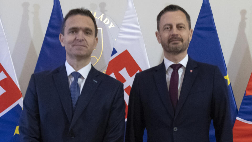 Na snímke vľavo nový predseda vlády Ľudovít Ódor pózuje na Úrade vlády, kde ho privítal jeho predchodca Eduard Heger (vpravo) počas odovzdania Úradu vlády v Bratislave 15. mája 2023.