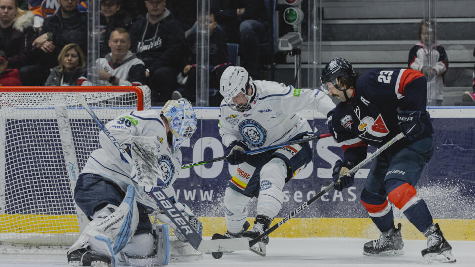 Na snímke Brant Harris (HC Slovan), Matthew O'Connor (HK Nitra) a Šimon Nemec (HK Nitra) počas prvého zápasu finálovej série Kaufland Play Off hokejiovej Tipsport Extraligy.