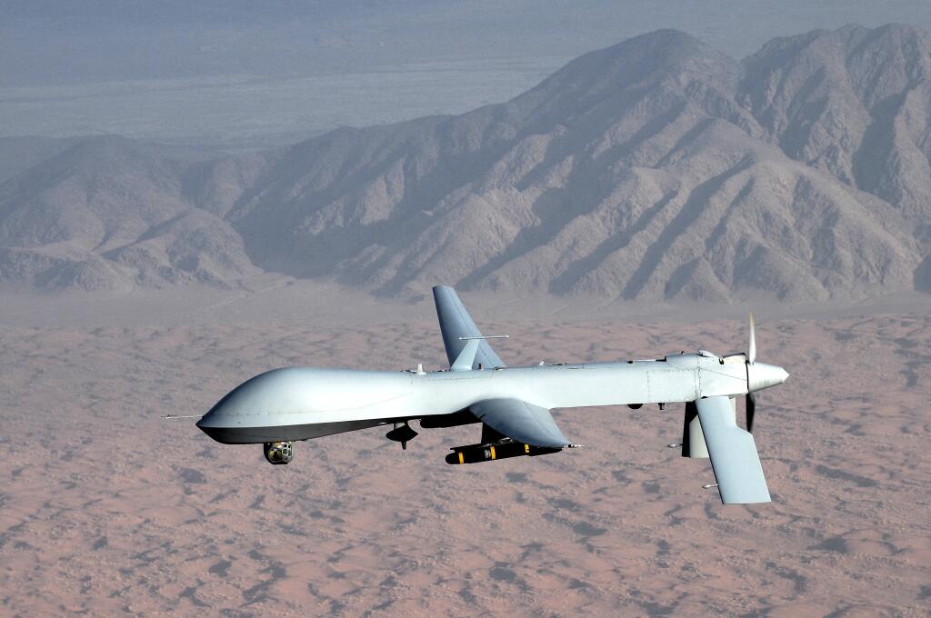 Útočný dron MQ-1 Predator vyzbrojený raketami Hellfire