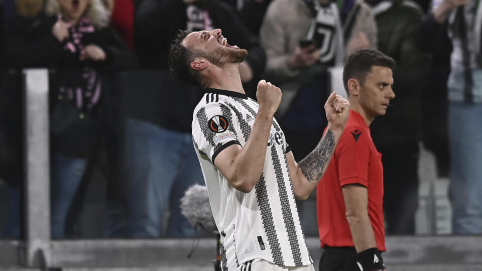 EBE 37 Turín - Na snímke obranca Juventusu Federico Gatti oslavuje gól v zápase štvrťfinále Európskej ligy vo futbale Juventus Turín - Sporting Lisabon (1:0) v Turíne 13. apríla 2023. FOTO TASR/AP
Juventus' Federico Gatti celebrates after scoring to 1-0 during the quarter-final first leg Europa League match between Juventus FC and Sporting Lisbona at the Juventus Stadium in Turin, Italy, Thursday April 13, 2023. (Fabio Ferrari/LaPresse via AP)