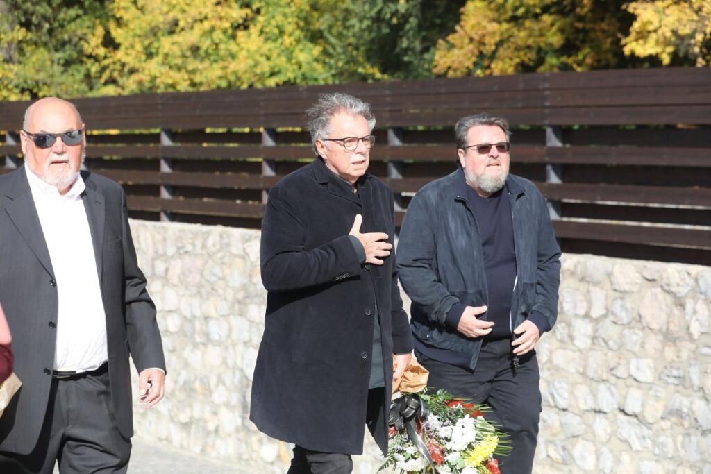 Legendárnemu basketbalistovi Stanislavovi Kropilákovi dali posledné zbohom v bratislavskom krematóriu. Nechýbala spevácka legenda Pavol Hammel.