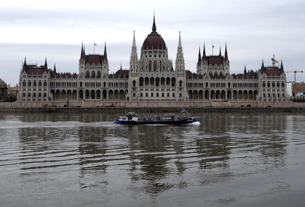 Loď pláva po rieke Dunaj okolo budovy parlamentu 7. apríla 2018 v Budapešti. V Maďarsku sa v nedeľu 8. apríla konajú parlamentné voľby. FOTO TASR /AP