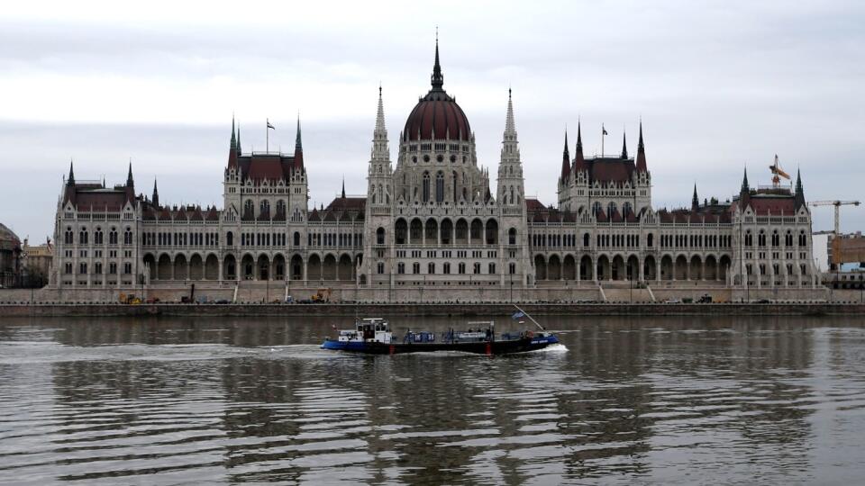 Loď pláva po rieke Dunaj okolo budovy parlamentu 7. apríla 2018 v Budapešti. V Maďarsku sa v nedeľu 8. apríla konajú parlamentné voľby. FOTO TASR /AP
