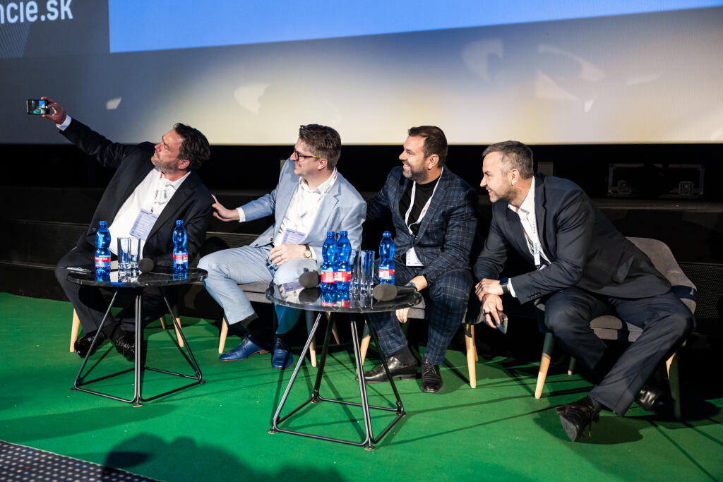 Konferencia organizovaná týždenníkom TREND na tému “Mediálne trendy 2025” v Bratislave. Selfie pre začiatkom diskusného panelu s riaditeľmi najväčších slovenských televízií: (zľava) Igor Slanina (STVR), Marcel Grega (JOJ), Ján Svoboda (TA3) a Peter Gažík (Markíza).