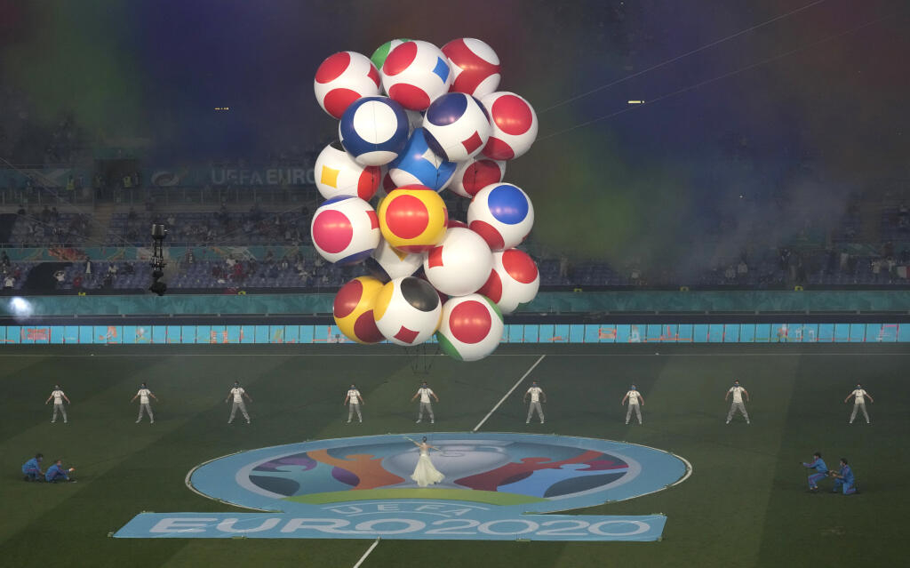 JB 41 Rím - Umelci počas vystúpenia na slávnostnom otvorení futbalových majstrovstiev Európy na Olympijskom štadióne v Ríme 11. júna 2021 pred zápasom Turecko - Taliansko na EURO 2020. FOTO TASR/AP
Artists perform prior to the Euro 2020 soccer championship group A match between Italy and Turkey at the Rome Olympic stadium, Friday, June 11, 2021. (AP Photo/Andrew Medichini, Pool)