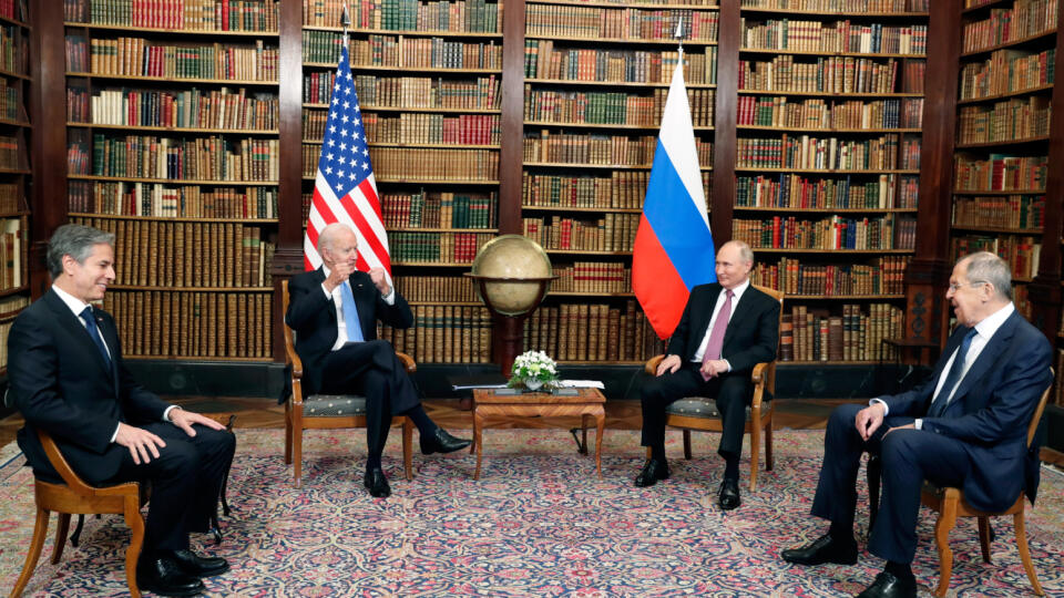 WA 39 Ženeva - Ruský prezident Vladimir Putin (druhý vpravo), šéf ruskej diplomacie Sergej Lavrov (vpravo), americký prezident Joe Biden (druhý zľava) a americký šéf diplomacie Antony Blinken sa usmievajú počas stretnutia vo vile La Grange v Ženeve v stredu 16. júna 2021. Putin pricestoval v stredu do švajčiarskej Ženevy na schôdzku so svojím americkým náprotivkom Joeom Bidenom. Bola to ich prvá schôdzka ako prezidentov. Lídri USA a Ruska sa tak na neutrálnej švajčiarskej pôde zišli po 36 rokoch