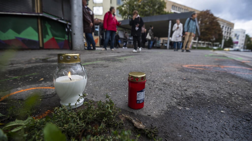 Na snímke sviečky horia na zastávke MHD Zochova v smere do Petržalky v centre Bratislavy na pamiatku obetí nedeľňajšej tragickej dopravnej nehody v pondelok 3. októbra 2022. K tej došlo po tom, ako auto s opitým vodičom narazilo do ľudí stojacich na zastávke. Nehoda si vyžiadala piatich mŕtvych a päť zranených.
