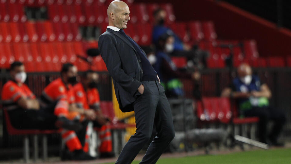 KK8 Granada - Tréner Realu Madrid Zinedine Zidane v zápase 36. kola španielskej La Ligy FC Granada - Real Madrid v Granade 13. mája 2021. FOTO TASR/AP
Real Madrid's head coach Zinedine Zidane watches during the Spanish La Liga soccer match between Granada and Real Madrid at Los Carmenes stadium in Granada, Spain, Thursday, May 13, 2021. (AP Photo/Fermin Rodriguez)