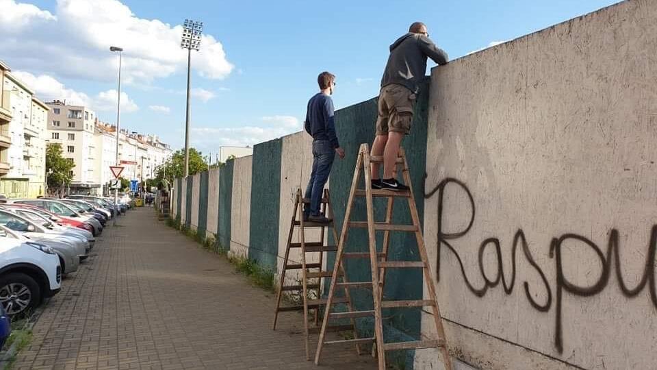 Zápas Bohemians s Teplicami sledovali v Prahe Vršoviciach na rebríkoch cez plot. A nielen to...