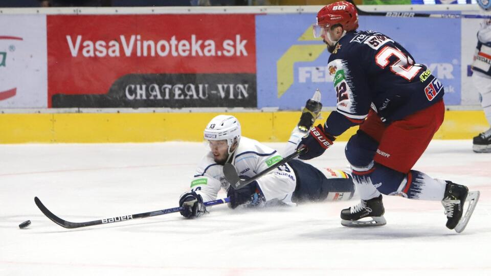 Na snímke zľava Filip Krivošík (Nitra) a Václav Stupka (Zvolen) bojujú o puk počas druhého  semifinálového zápasu Kaufland play off Tipos extraligy HKM Zvolen - HK Nitra vo Zvolene 10. apríla 2022. FOTO TASR - Ján Krošlák
