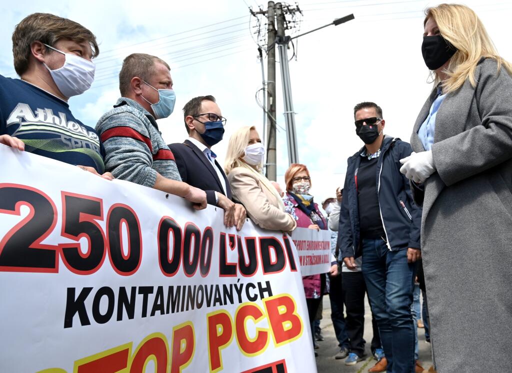 Na snímke vpravo prezidentka SR Zuzana Čaputová a protestujúci občania proti zamoreniu PCB látkami v obci Kladzany, v okrese Vranov nad Topľou 29. mája 2020. FOTO TASR - Roman Hanc