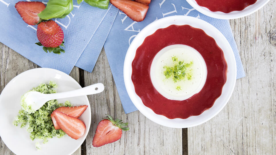 Panna cotta s jahodovou omáčkou a bazalkovou posýpkou