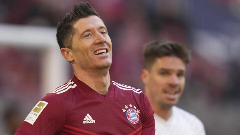 WA 71 Mníchov - Futbalista Bayernu Robert Lewandowski sa usmieva po strelení úvodného gólu v zápase 29. kola nemeckej Bundesligy Bayern Mníchov - FC Augsburg v Mníchove v sobotu 9. apríla 2022. FOTO TASR/AP   

Bayern's Robert Lewandowski smiles after scoring the opening goal of the game from the penalty spot during the German Bundesliga soccer match between Bayern Munich and Augsburg at the Allianz Arena, in Munich Germany, Saturday, April 9, 2022. (AP Photo/Matthias Schrader )