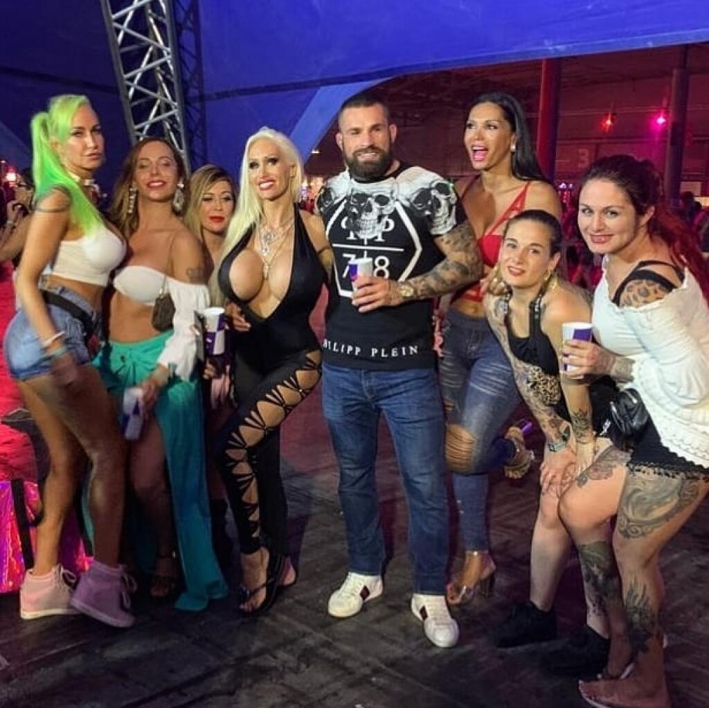 Preto niet divu, že Karlos s ňou má v poslednej dobe viac fotografií ako s Lelou. Kristhin a Vémola sú spoločne na jednej fotografii na festivale v Barcelona na konci júla či na začiatku júna taktiež v Barcelone.