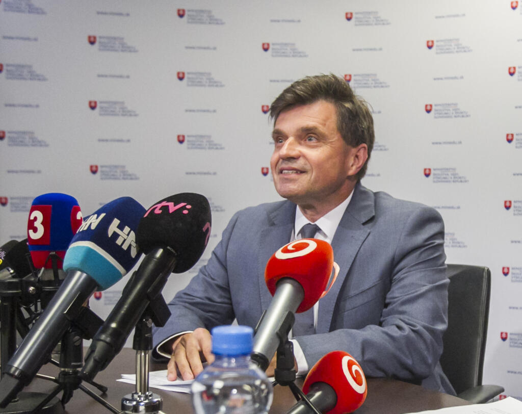 V lete 2017 odstúpil z postu ministra školstva Peter Plavčan (SNS). Stalo sa tak pre podozrenia z korupcie pri eurofondoch určených na vedu a výskum.