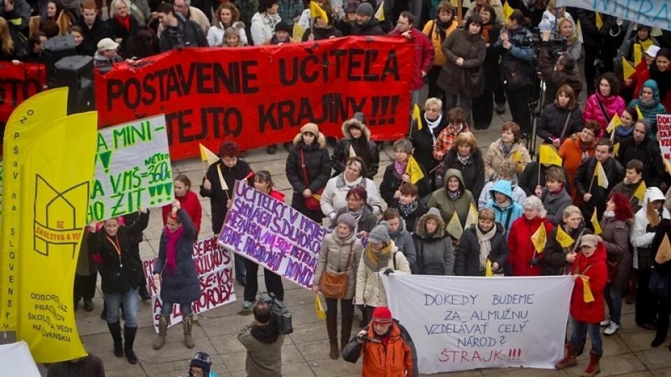 Školské odbory žiadajú zvýšenie platu o osem percent.