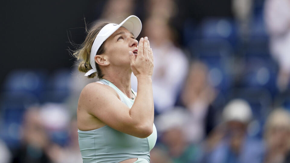JB 37 Birmingham - Rumunská tenistka Simona Halepová oslavuje po jej výhre nad Ukrajinkou Lesiou Curenkovou v 1. kole tenisového turnaja WTA v Birminghame 13. júna 2022. FOTO TASR/AP
Romania's Simona Halep celebrates defeating Ukraine's Lesia Tsurenko on day three of the Birmingham Classic tennis match at Edgbaston Priory Club, Birmingham, England, Monday June 13, 2022. (Zac Goodwin/PA via AP)