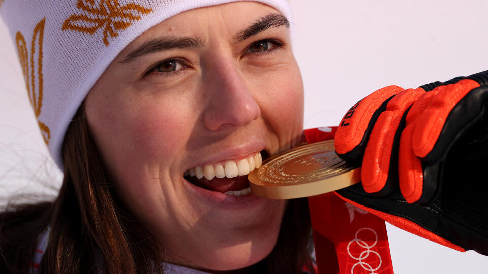 Petra Vlhová si v Pekingu prevzala zlatú medailu pre olympijskú víťazku v slalome.