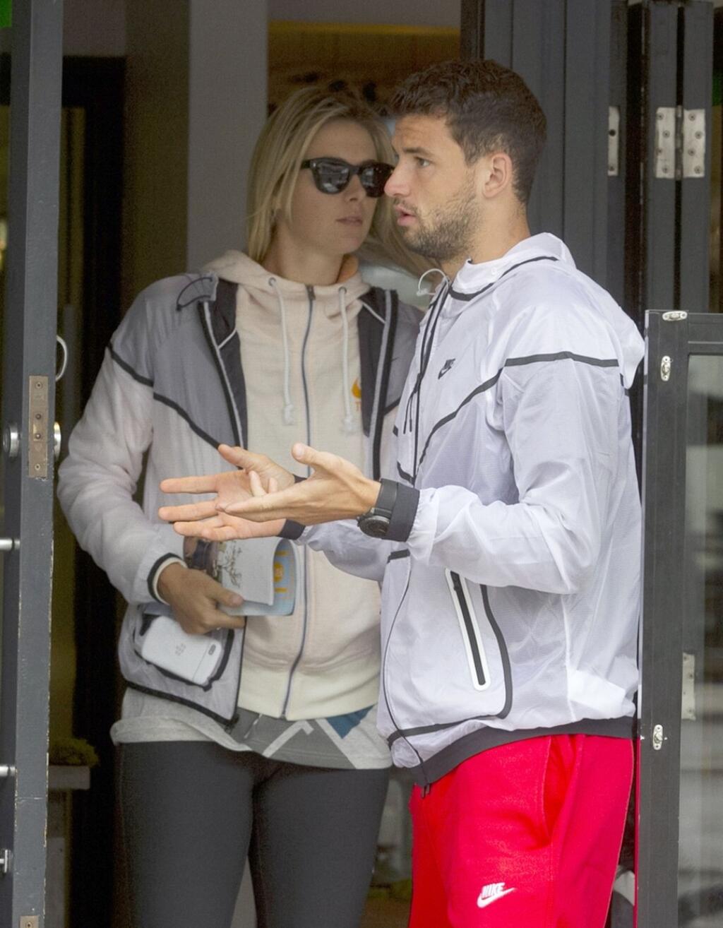 Párik sa nakoniec v roku 2015 rozišiel. Dimitrov začal randiť so speváčkou Nicole Scherzingerovou.