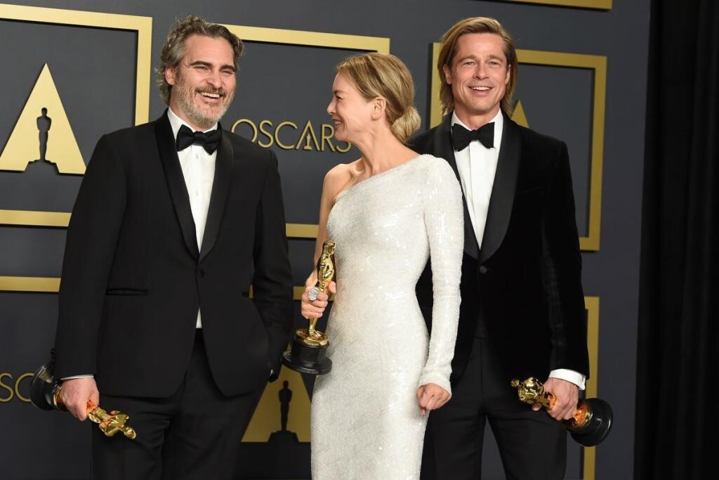 Zľava Joaquin Phoenix, najlepší herec v hlavnej úlohe, Renée Zellwegerová, najlepšia herečka v hlavnej úlohe a Brad Pitt