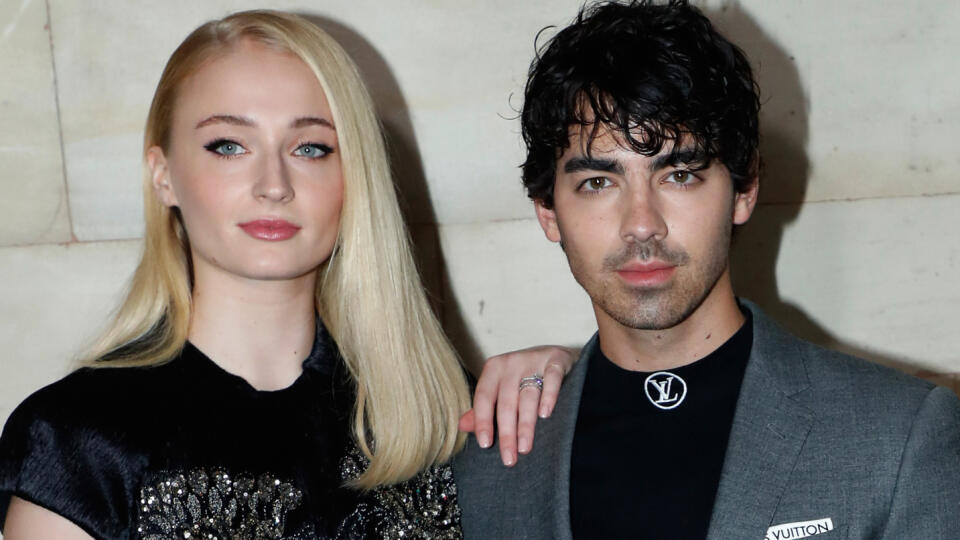 29. jún - americký spevák Joe Jonas (30) a anglická herečka Sophie Turnerová (24)